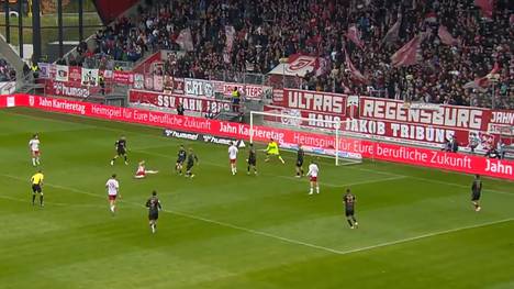 Jahn Regensburg feiert trotz eines 0:2-Rückstands einen ganz wichtigen Sieg in der 3. Liga. Das Siegtor gegen den VfB Stuttgart II fällt dabei auf kuriose Art und Weise.