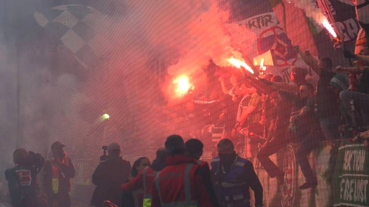 Immer wieder wurde im Weserstadion Pyrotechnik gezündet