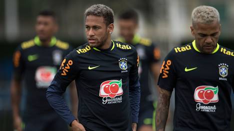 Dani Alves (r.) kann die Kritik an Neymar nicht verstehen