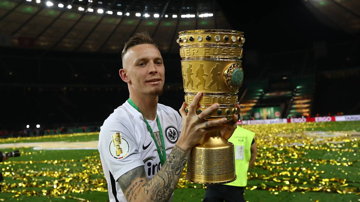 Wolf hat jedoch häufiger betont, sich in Frankfurt wohl zu fühlen. Durch die Qualifikation für die UEFA Europa League würde ein Verbleib des 22-Jährigen auch aus sportlicher Sicht Sinn machen
