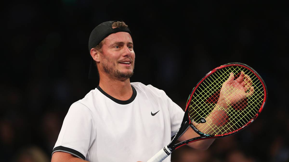 Nach einer längeren Unterredung zwischen den drei Beteiligten folgt Hewitt schließlich dem Rat seines Gegners und lässt den Ballwechsel prüfen. Und tatsächlich: Der Videobeweis macht deutlich, dass Hewitts Aufschlag auf der Linie landet - und damit als Ass zu werten ist. Sock verliert dennoch die Partie