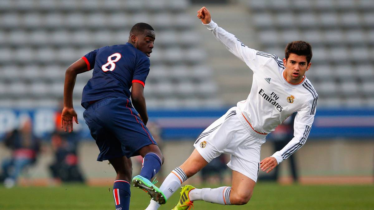 Enzo ZIDANE gelangte über die Jugend von Juventus Turin und den Nachwuchs von Real Madrid in den Profifußball, der große Durchbruch bei den zwischenzeitlich von seinem Vater trainierten Königlichen blieb ihm aber verwehrt