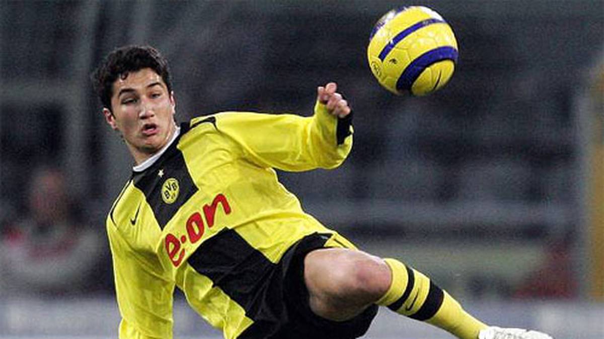 PLATZ 1 - NURI SAHIN: Sahin ist der jüngste Bundesliga-Debütant aller Zeiten. Sein erstes Spiel bestreitet er am 6. August 2005 gegen den VfL Wolfsburg. Sahin debütiert bereits im Alter von 16 Jahren, 11 Monaten und 1 Tag - Rekord! Dieser könnte allerdings bald Geschichte sein