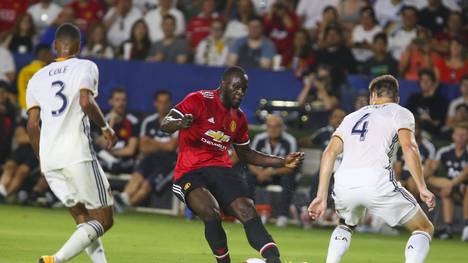 Romelu Lukaku (M.) gab sein Debüt für United
