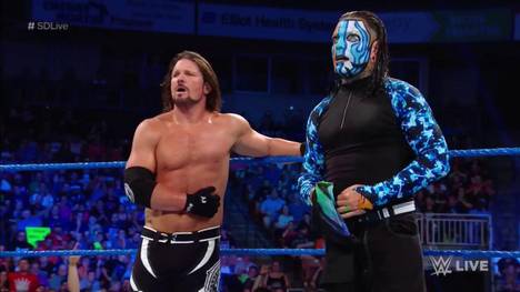 Jeff Hardy (r.) hat seinen Vertrag bei WWE verlängert