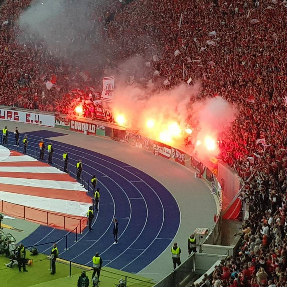 Beim Pokalfinale zwischen dem SC Freiburg und RB Leipzig brennt es auf der Tribüne. Die Fans der Braisgauer zünden Pyro-Feuerwerk.