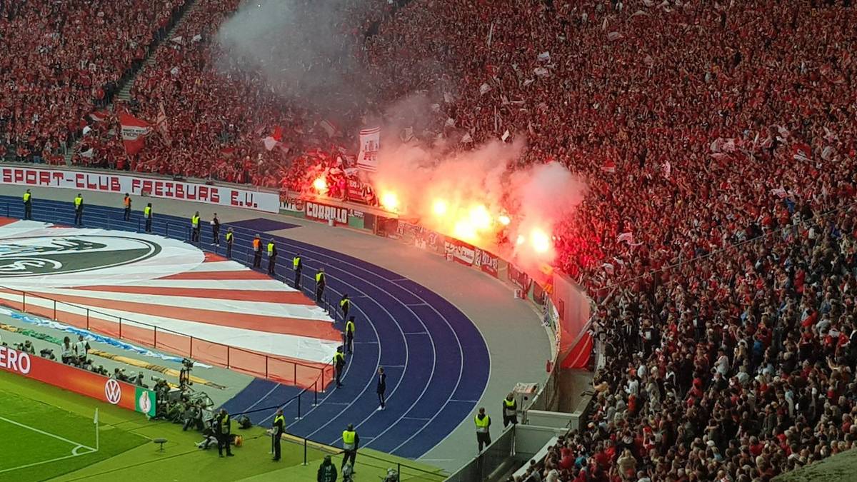 Pyro-Alarm! Freiburg-Fans zündeln auf Tribüne