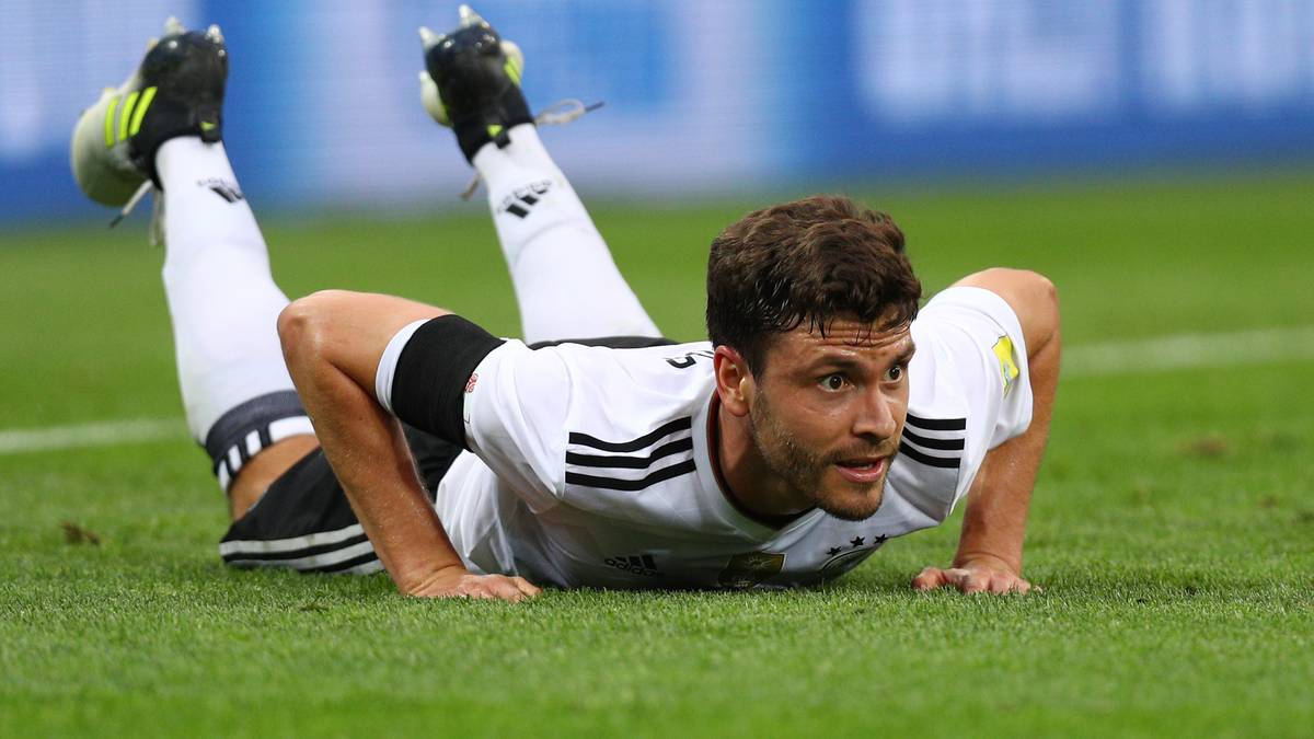 JONAS HECTOR: Hatte lange Zeit in der Rückwärtsbewegung mehr als genug zu tun. Dann aber mit dem entscheidenden Vorstoß und der mustergültigen Hereingabe, die Lars Stindl zum 1:1 (41.) versenkte. In der zweiten Hälfte mit dem gewohnt soliden Job auf der linken Außenbahn. SPORT1-Note: 3,5