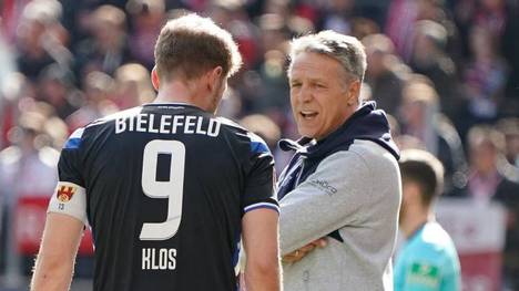 Bielefelds Trainer Uwe Neuhaus (r.) stärkt seinen noch torlosen Kapitän Fabian Klos