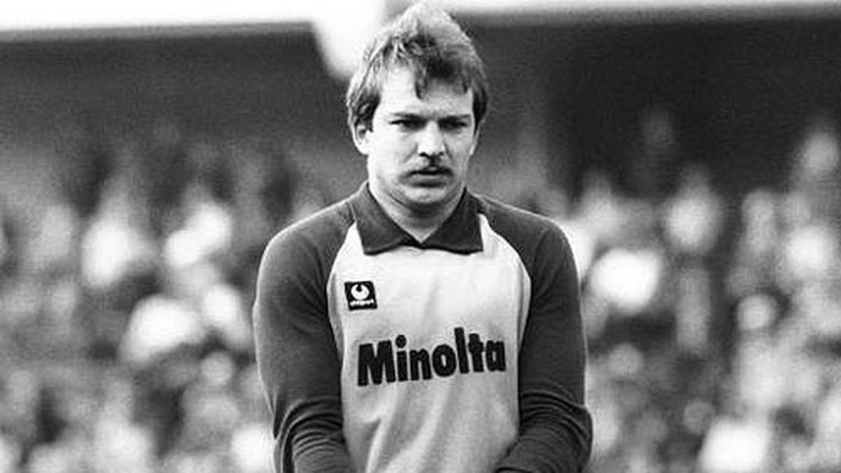 PLATZ 3 - JÜRGEN FRIEDL: Als eigentlich vierter Torwart kommt Friedl 1976 mit 17 Jahren und 26 Tagen in der 64. Minute für Ersatztorwart Peter Kunter ins Spiel. Friedl schafft allerdings nur drei Bundesliga-Einsätze für die Eintracht. Fast 30 Jahre lang hat der Frankfurter Torhüter den Titel des jüngsten Debütanten inne...