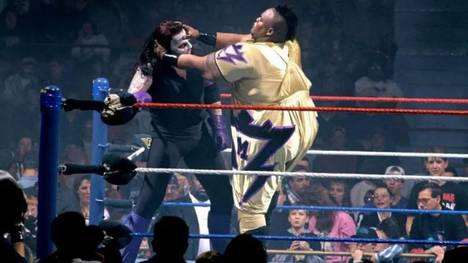 Mabel (r.) bei einem Match gegen den Undertaker 1995
