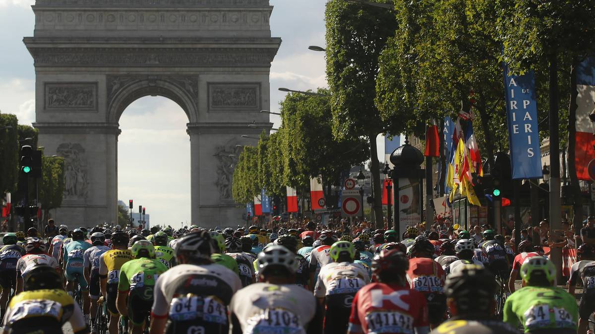 Auf den Straßen rund um den Arc de Triomph entflammt dann nach gemütlicher Fahrt  der Kampf um den letzten Etappensieg