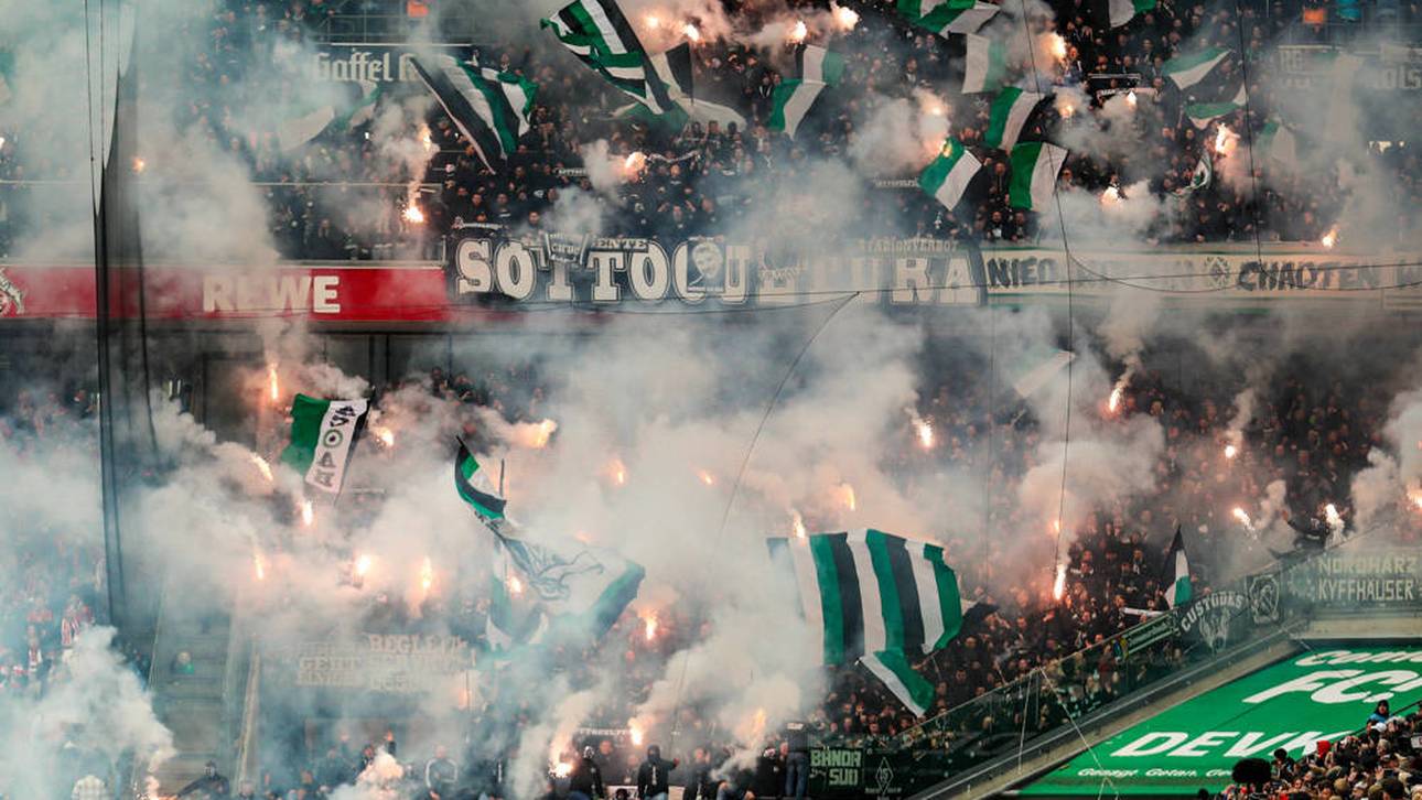 Der Gladbacher Gästeblock brannte beim Rheinderby in Köln