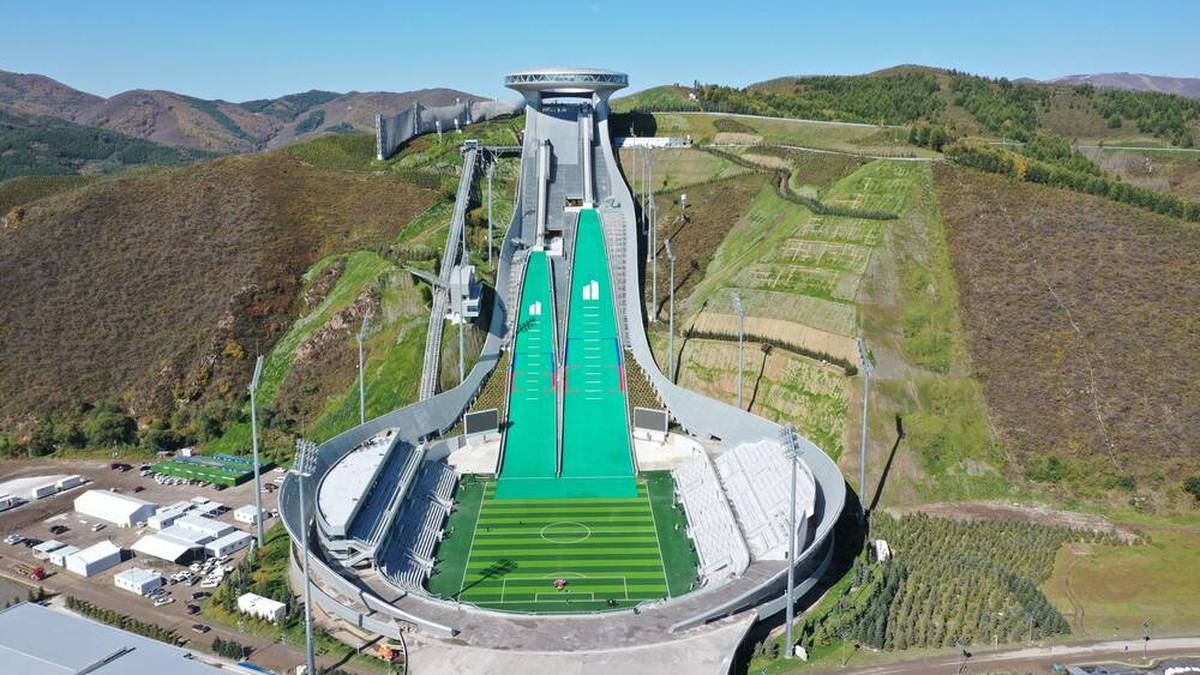 Das frisch erbaute National Ski jumping Center Snow Ruyi in Zhangjiakou - 100 km nordwestlich von Peking - ist eine Anlage mit zwei Sprungschanzen. Hier werden die Skispringer und die Nordischen Kombinierer ihre Sprünge absolvieren.