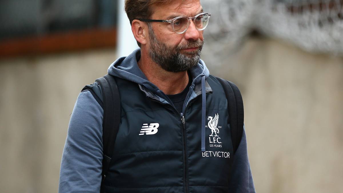 Liverpools deutscher Teammanager Jürgen Klopp entschuldigte sich noch vor dem Anpfiff für das Verhalten der Anhänger. "Ich verstehe das wirklich nicht", sagte der 50-Jährige: "Wir hatten alles versucht, um eine solche Situation zu verhindern."