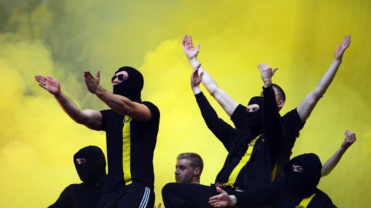 BVB GEGEN SCHALKE 04: 2013 verzögert sich auf Schalke wegen Ausschreitungen im BVB-Block sogar der Anpfiff. Zumeist aber stehen die Geschichten auf dem Rasen im Mittelpunkt. Davon gibt es inzwischen reichlich