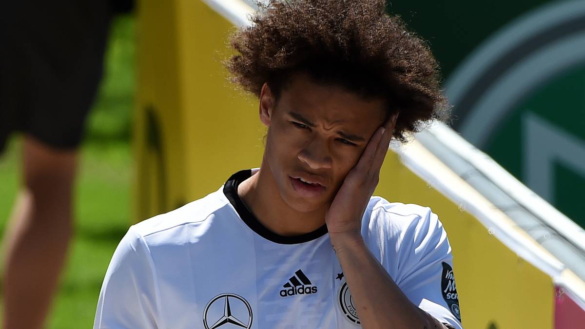 Leroy Sane ist dagegen kaum zu Späßen aufgelegt. Der Schalker Shootingstar hat wohl einen Ellenbogen oder Ball abbekommen