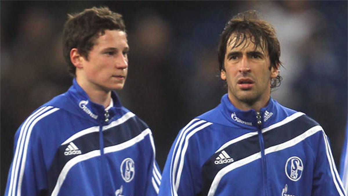 PLATZ 8 - JULIAN DRAXLER: Der frühere Schalker (l., neben Raul) ist am 15. Januar 2011 bei seiner Einwechslung gegen den HSV 17 Jahre, 3 Monate und 26 Tage alt. Dabei darf er gleich mit dem fast doppelt so alten Raúl angreifen. Später wird Draxler zum jüngsten deutschen Champions-League-Torschützen sowie zum jüngsten Spieler mit 100 Pflichtspieleinsätzen für einen Bundesligisten