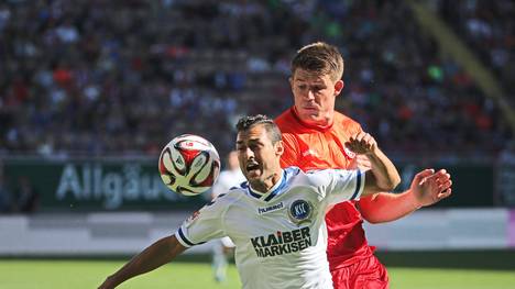 Manuel Torres vom Karlsruher SC gegen Dominique Heintz vom 1. FC Kaiserslautern