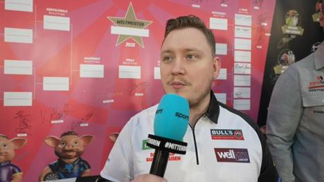 Martin Schindler startet als deutsche Nummer eins in die Darts-WM. Bei Sport1 erklärt er, wie sich das auf das Verhältnis zu den anderen Stars auswirkt.