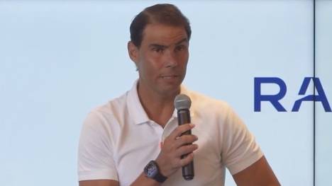 Rafael Nadal erklärt auf der Pressekonferenz seinen Verzicht auf die French Open. 