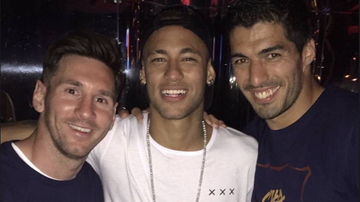 Luis Suárez (r.) spielte in Barcelona sehr erfolgreich mit Lionel Messi (l.) und Neymar zusammen