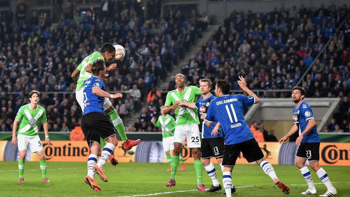 Und wenig später legen die Wölfe nach. Luiz Gustavo köpft das 2:0, die Hoffnungen auf ein Wunder schwinden in Bielefeld