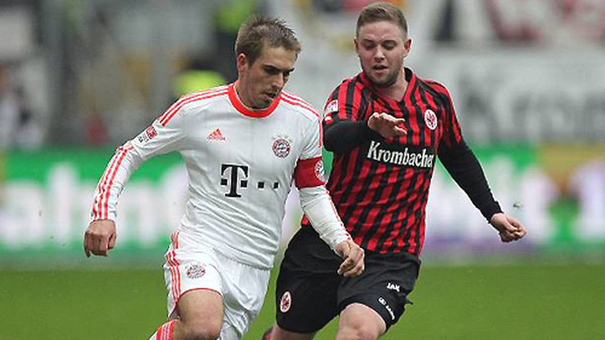 PLATZ 9 - MARC STENDERA: Stendera (r.) feiert im Trikot von Eintracht Frankfurt am 6. April 2013 im Alter von 17 Jahren, 3 Monaten und 27 Tagen sein Bundesligadebüt. Dass Trainer Armin Veh ihn gegen den FC Bayern bringt, beweist, welch große Stücke der Trainer auf den U19-Nationalspieler hält. In der vereinsinternen Debütanten-Rangliste der Frankfurter liegt Stendera allerdings nur auf Platz zwei