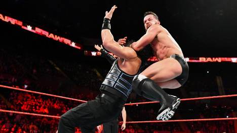 Roman Reigns (l.) und Finn Balor kämpften bei WWE Monday Night RAW um einen Platz im Money-in-the-Bank-Match