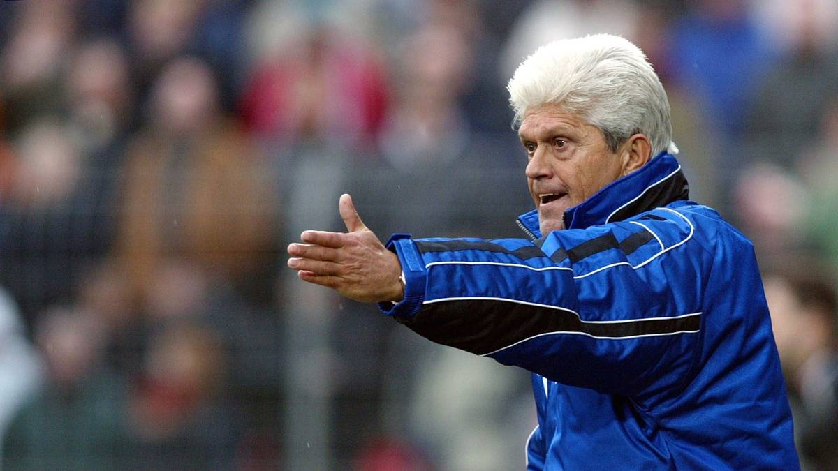 "Sein Bub ist ohne erkennbare Fremdeinwirkung zu Boden gegangen und hat lamentiert. Daraufhin ist Werner Lorant auf den Rasen gestürmt, hat meinen Sohn am Ohr gepackt und ihm dann eine geschmiert", sagte der Vater des Opfers