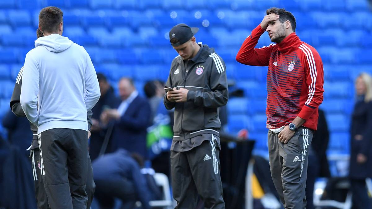 Verzichten müssen die Bayern kurzfristig auf Javi Martinez, der Spanier erlitt im Hinspiel eine Schädelprellung, sitzt aber zumindest auf der Bank. Für Martinez rückt Corentin Tolisso in die Startelf