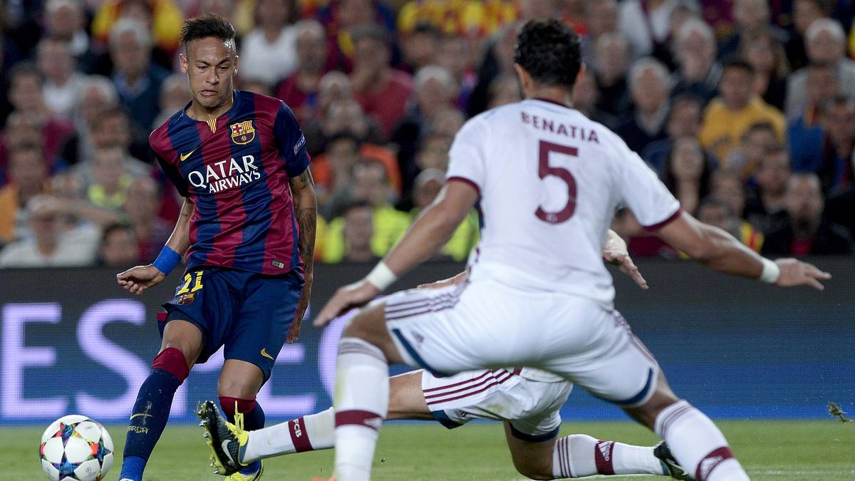 Neymar flankt, zwei Bayern-Spieler werfen sich in den Weg