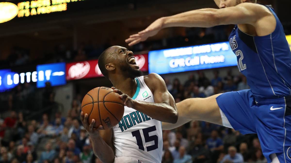 Für Stein gibt es neben den Celtics aber noch ein zweites Team, dass Walker von den Hornets "stehlen" könnte - die Dallas Mavericks. Das Ex-Team von Dirk Nowitzki will Luka Doncic und Kristaps Porzingis noch mindestens einen Star an die Seite stellen, weshalb sie an einigen Stars ihr Interesse bekundet haben sollen