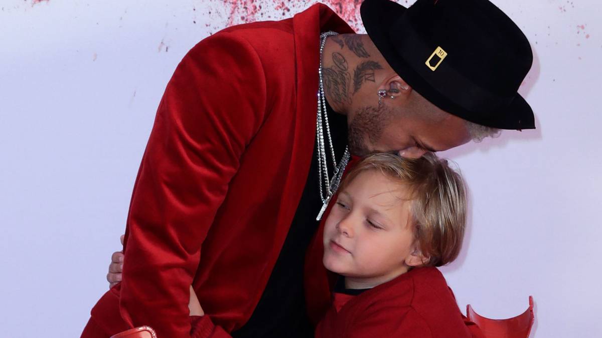 Zwischenzeitlich brach Neymar auf der Party wegen seiner Mittelfuß-Verletzung in Tränen aus - gut, dass er in dem Moment seine Lieben um sich hatte