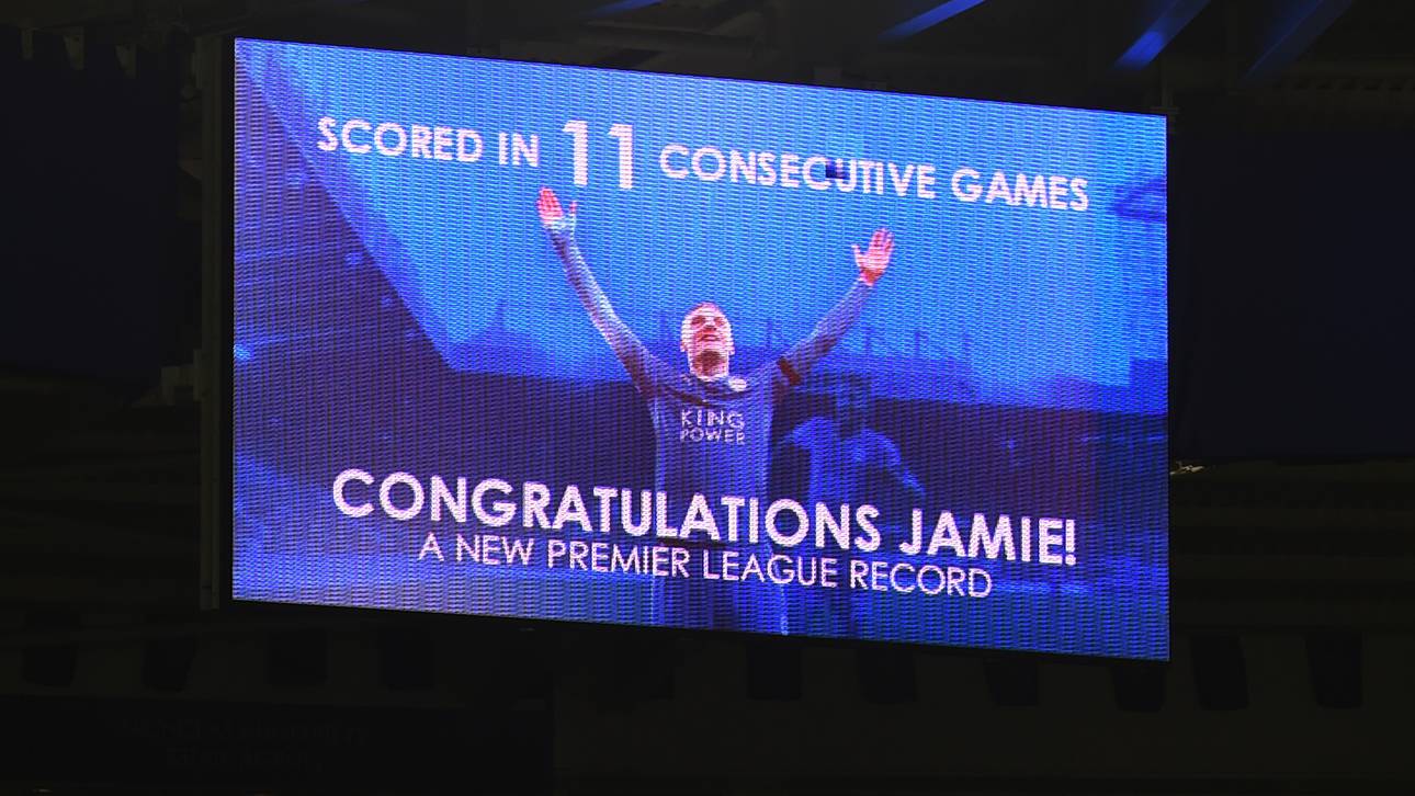 Anzeigetafel mit Glückwunsch für Jamie Vardy