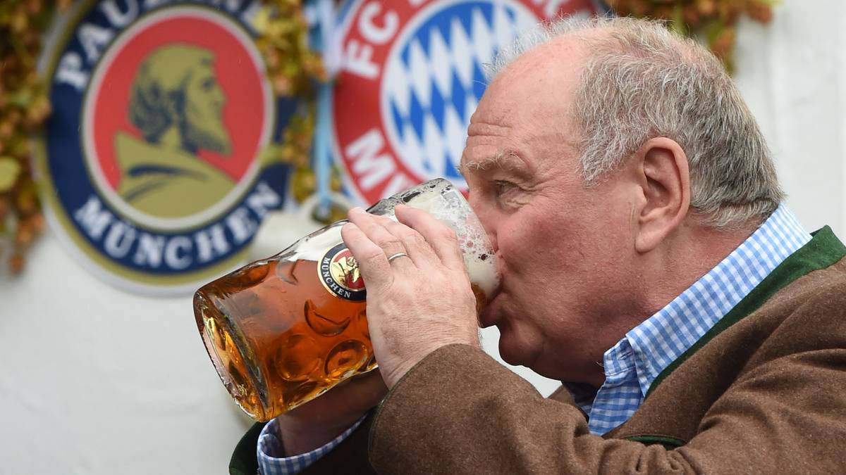 Und lässt sich einen großen Schluck aus dem Glas nicht nehmen