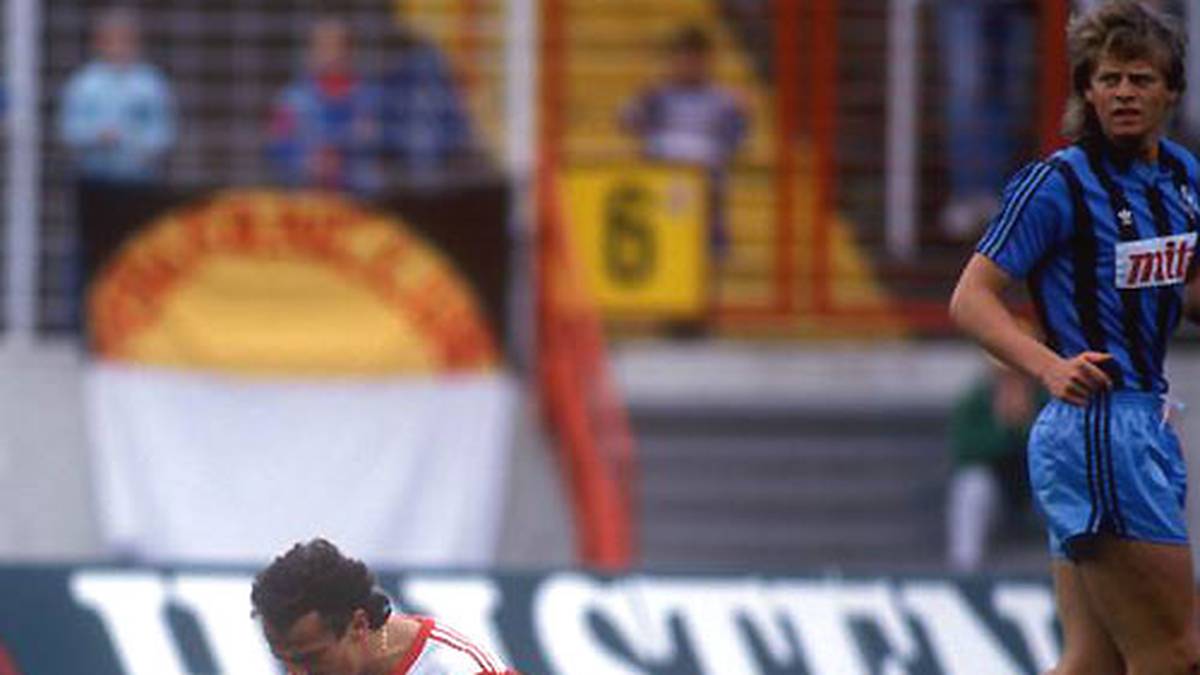 PLATZ 10 - CHRISTIAN WÖRNS: Der 66-malige Nationalspieler Christian Wörns (r.) beginnt seine Bundesliga-Karriere bei Waldhof Mannheim mit zarten 17 Jahren, 3 Monaten und 30 Tagen in der Saison 1989/90. Nach zwei Jahren wechselt er dann zu Leverkusen            