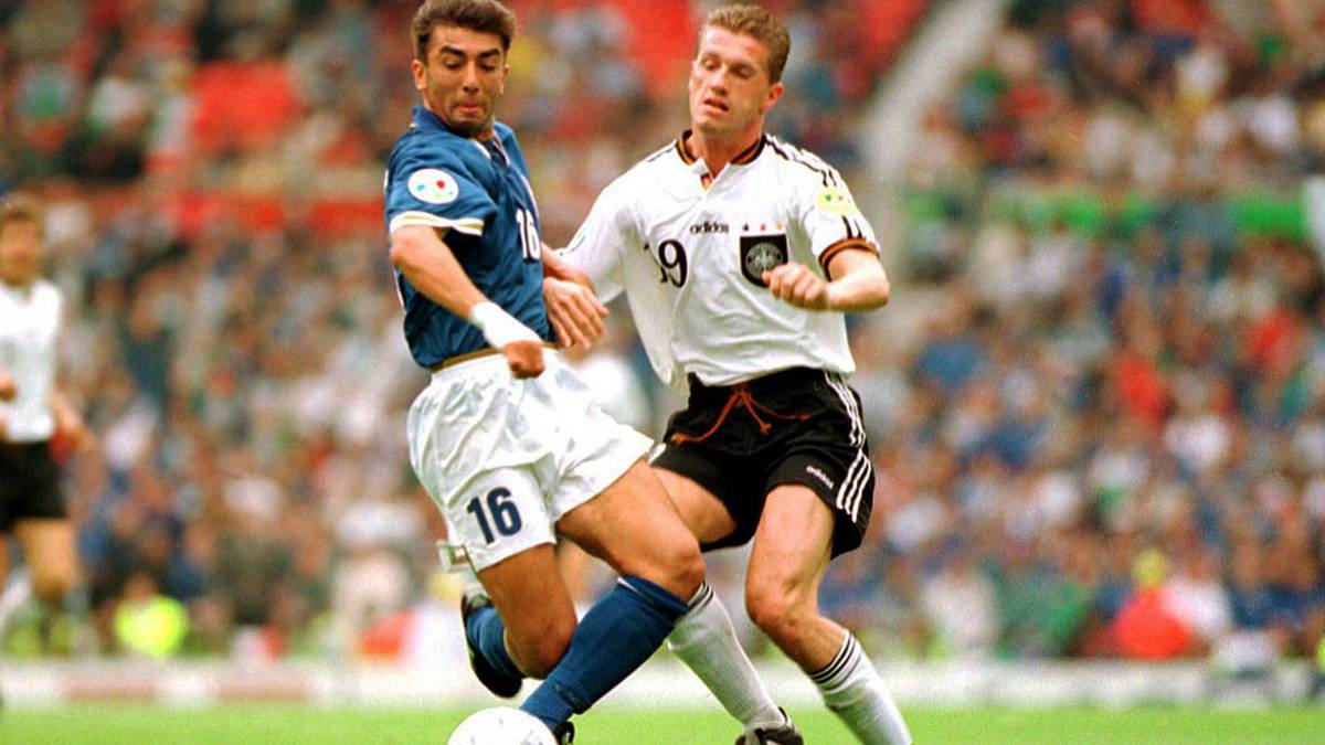 Als dann auch noch Thomas Strunz (hier gegen Roberto di Matteo) mit Gelb-Rot vom Platz fliegt, wird es wirklich eng. Aber mit Glück und Geschick rettet sich das DFB-Team über die Zeit. Ein wichtiger Etappenerfolg auf dem Weg zum späteren EM-Titel