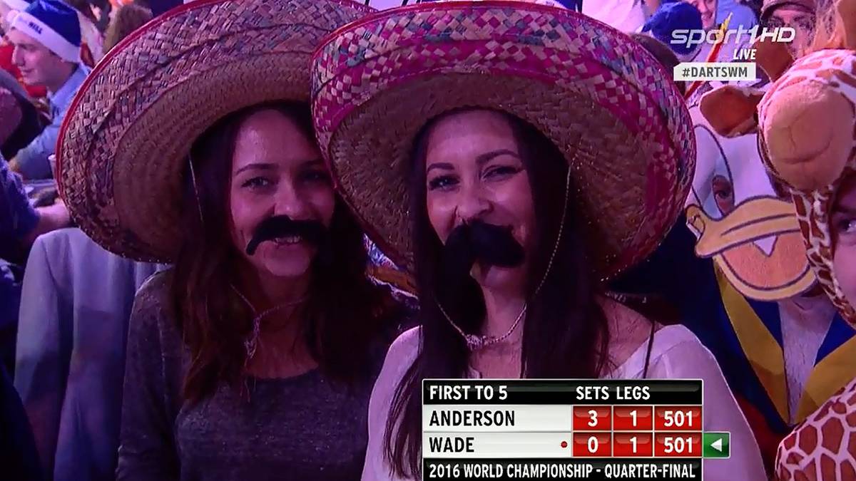 Die Fans bei der Darts-WM lassen sich immer wieder etwas einfallen. So sieht man in London schon einmal Frauen mit Bart...