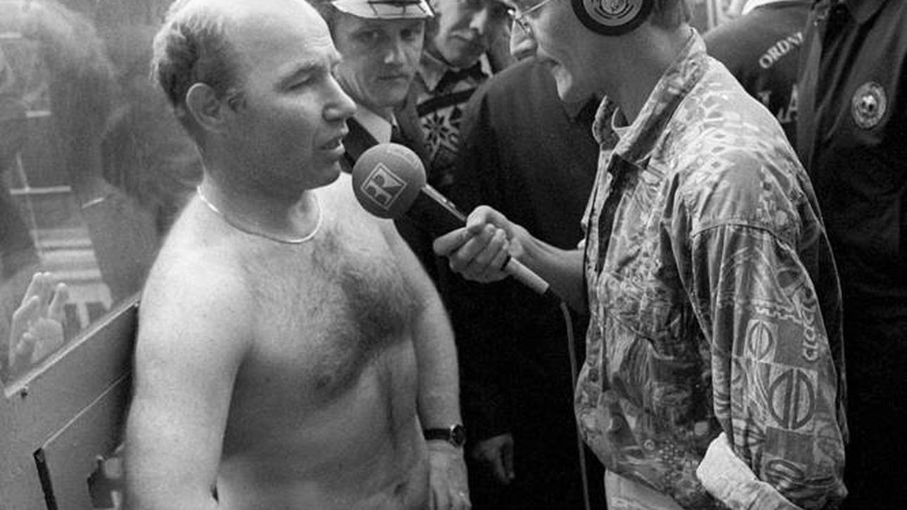 BR-Reporter Edgar Endres interviewte Karsten Wettberg nach dem Zweitliga-Aufstieg 1991 in Unterhose