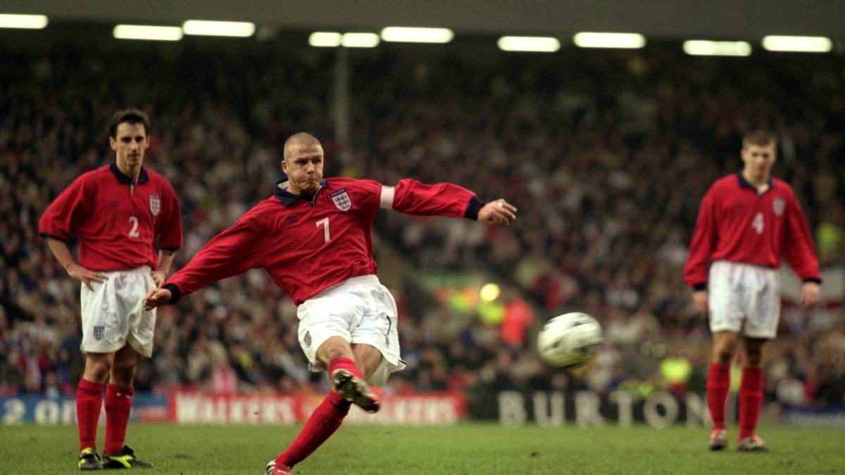 PLATZ 2 - DAVID BECKHAM: Sein allererstes Tor im Nationaltrikot erzielte Becks - natürlich - per Freistoß. Er ist nur einer von fünf Spielern, denen mindestens zwei direkt verwandelte Freistoß­tore bei Weltmeisterschaften gelangen. Insgesamt brachte er es in seiner Karriere auf 65 Freistoßtreffer