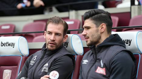 Trainer Jan Siewert (l.) und Kapitän Christopher Schindler konnten den Abstieg von Huddersfield nicht verhindern 