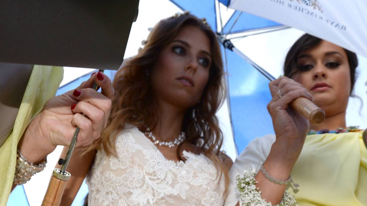 Kurz darauf kommt Cathy, die sehr stark vor den Fotografen abgeschirmt wird