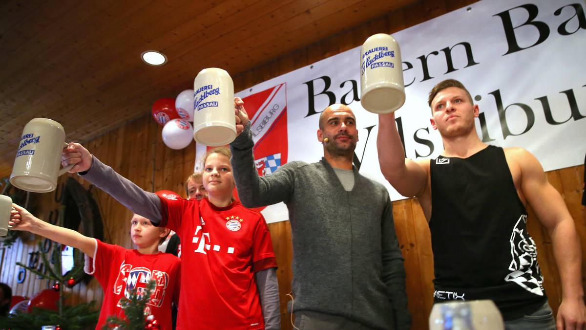 29. November 2015: Bierkrugstemmen mit den Fans. Eher kühl und distanziert wirkt Guardiola auf die meisten Bayern-Anhänger. Nach der Vaterfigur Heynckes bemüht sich der Katalane das Vorurteil bei Fanklubbesuchen abzubauen