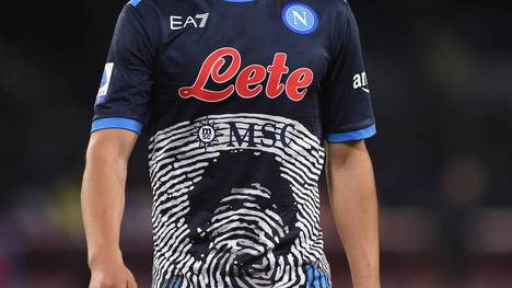 Ein Jahr nach dem plötzlichen Tod der Fußball-Legende Diego Maradona erinnert der SSC Neapel mit einem ganz besonderen Trikot seiner Vereins-Ikone.