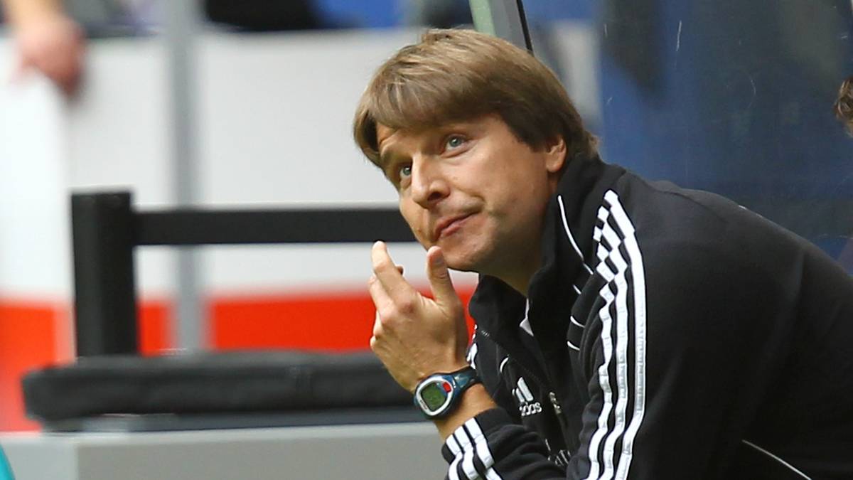 Unterdessen wird Michael Oenning zum Chefcoach befördert und scheitert fatal. In 14 Spielen feiert er nur einen Sieg. Unter Oenning entwickelt sich der Bundesliga-Dino vom Europapokal-Anwärter zum Abstiegskandidaten. Im September 2011 zieht der Klub die Reißleine