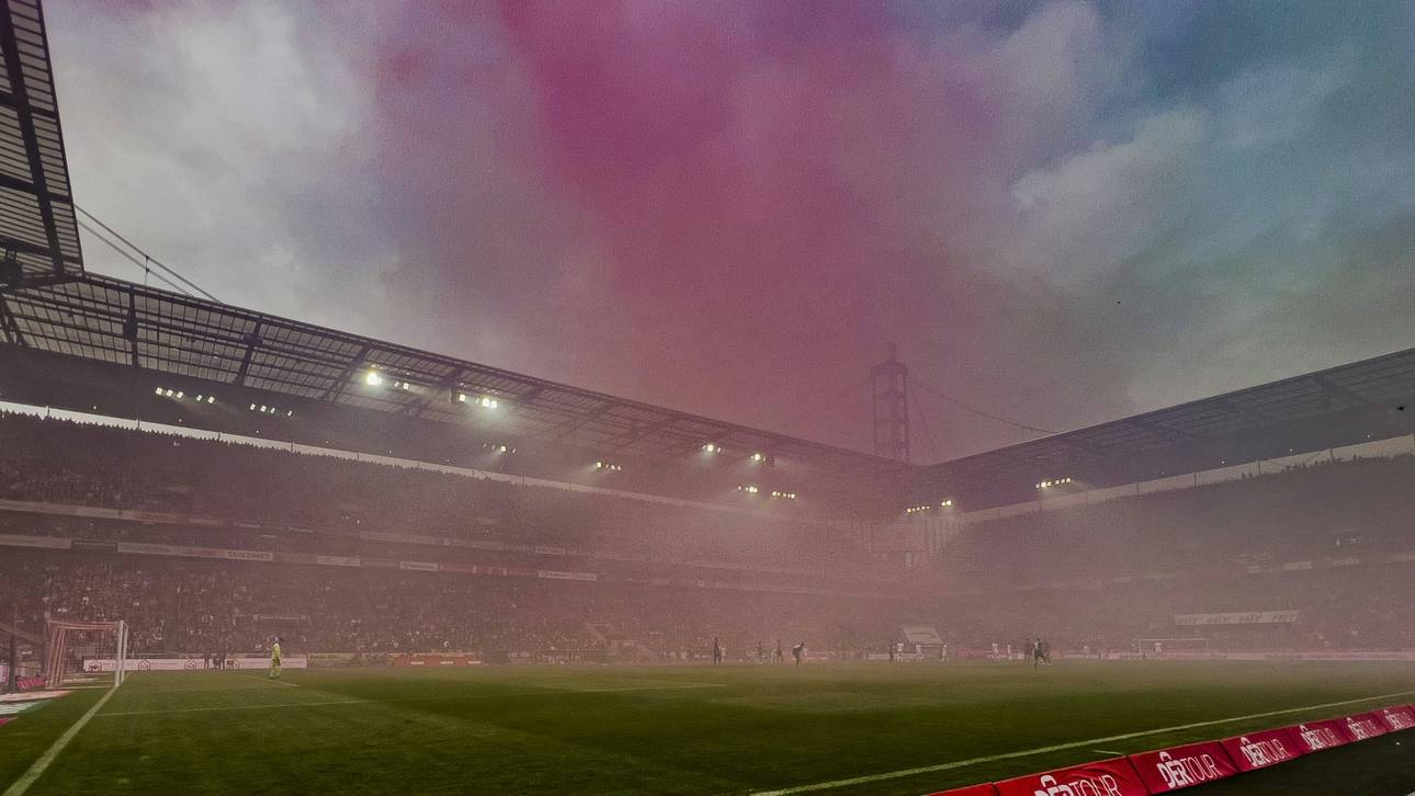 Raketen und Pyrotechnik: Anpfiff des Rheinderbys verzögert