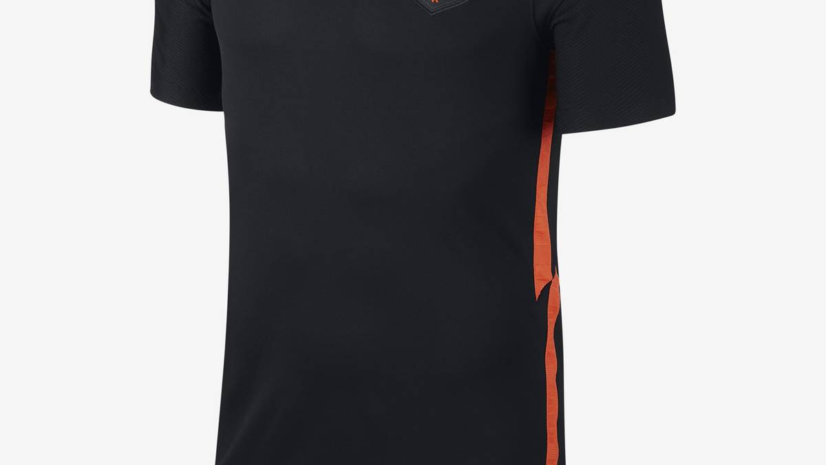 Das alternative Trikot der Niederländer ist komplett in schwarz gehalten mit orangenen Akzenten.