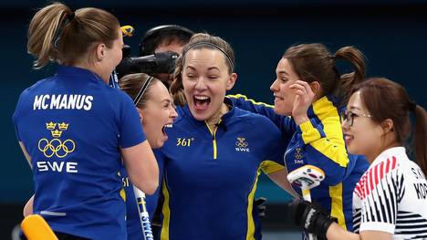 Die Schwedinnen um Skip Anna Hasselborg bejubeln den Finalsieg über Südkorea