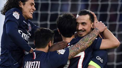 Zlatan Ibrahimovic (r.) wird von seinen Teamkollegen bei Paris St. Germain (u.a. Edinson Cavani) bejubelt 